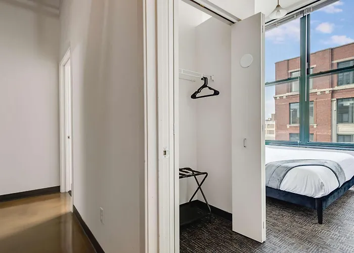 Apartment West Loop - Views With In & Out Parking 3 *