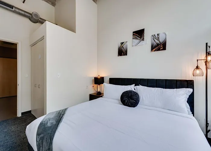 West Loop - Views With In & Out Parking 3 *