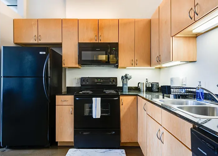 Apartment West Loop - Views With In & Out Parking 3 *
