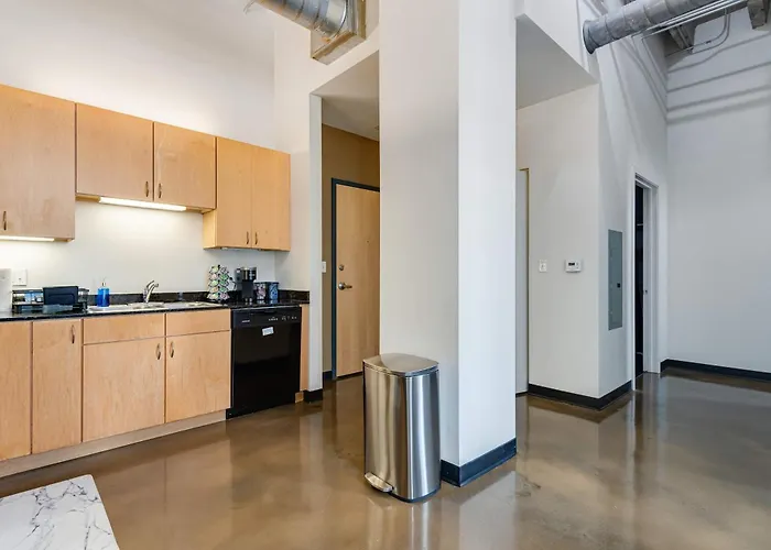 Apartment West Loop - Views With In & Out Parking 3 *