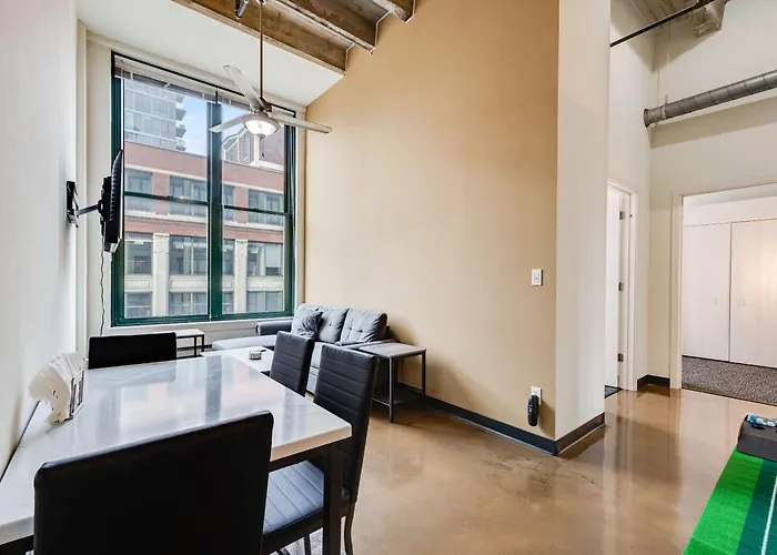 West Loop - Views With In & Out Parking 3 Apartment *