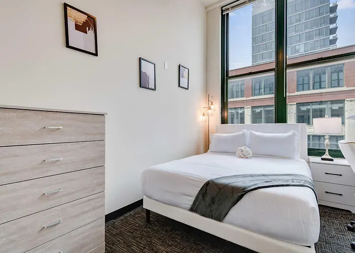 West Loop - Views With In & Out Parking 3 Apartment *