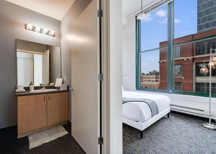 Apartment West Loop - Views With In & Out Parking 3