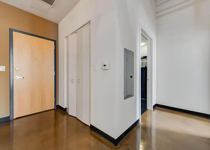 Apartment West Loop - Views With In & Out Parking 3 *