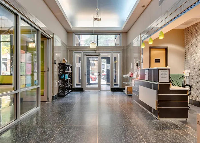 Apartment West Loop - Views With In & Out Parking 3 *