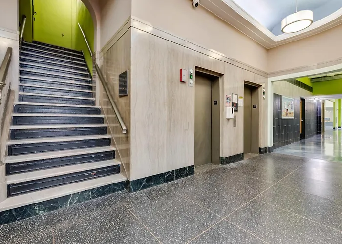 Apartment West Loop - Views With In & Out Parking 3 *